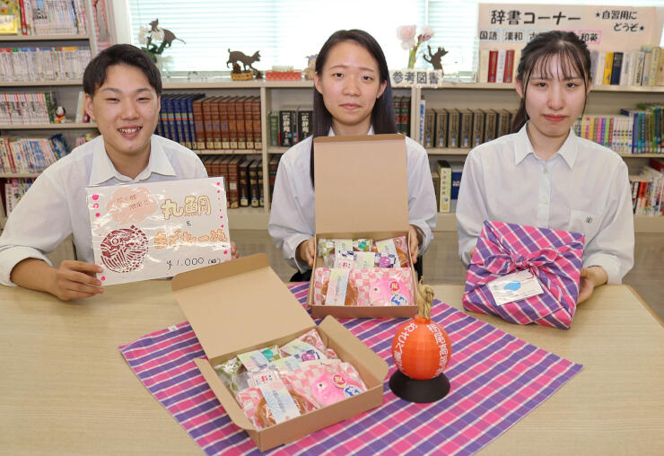 栃尾高の生徒がデザインした風呂敷などを付けた菓子の詰め合わせ＝長岡市金沢１の同校