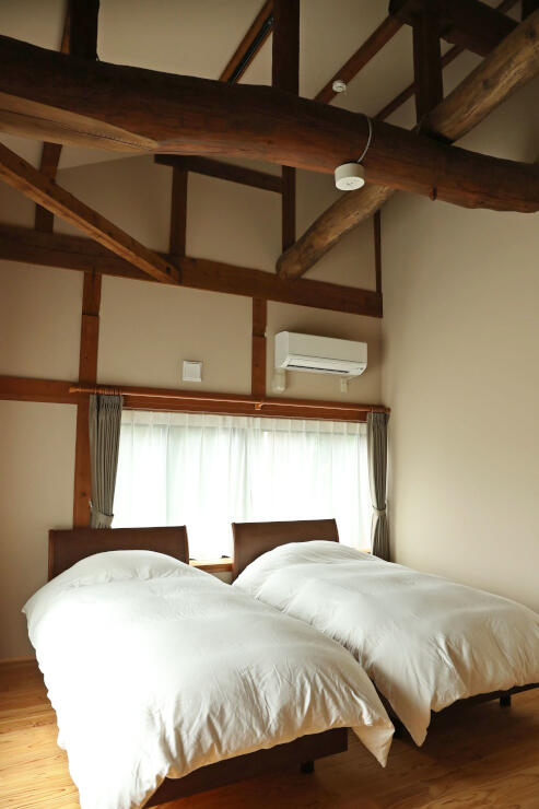 ４室ある部屋のうち、はりの見える寝室＝６日、上越市中郷区