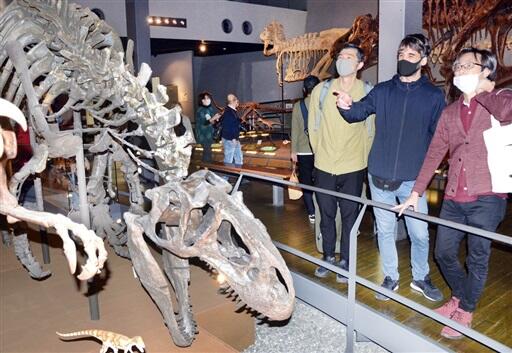 福井県 恐竜題材 キャラ創作へ スペイン人デザイナー博物館訪問 北陸新幹線で行こう 北陸 信越観光ナビ