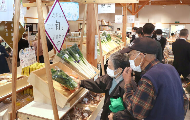新型コロナウイルス感染拡大防止のため、直売所は入場制限を実施。多くの客が、新鮮な野菜を買い求めていた＝２８日、田上町原ケ崎新田