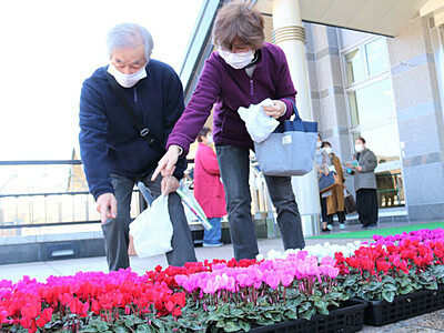 軽井沢　花で笑顔広がれ　駅を彩る催し　苗の配布も