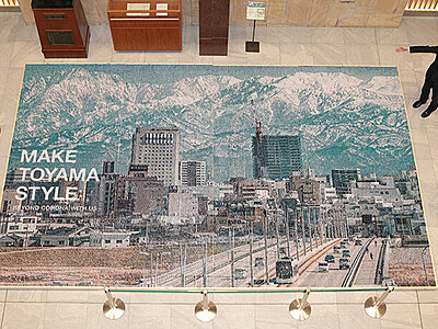 つまようじ変身 雄大アート　富山県人口の104万本で立山連峰と街