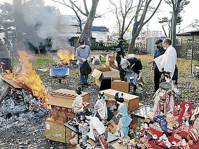 人形供養、異例の１２月開催　金沢・安江住吉神社　ステイホームで持ち込み増