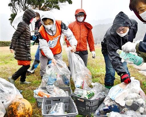 漂着ごみ回収に力を合わせる市民ら＝１２月１３日、福井県敦賀市田結