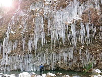 牙むく寒さ　木曽・三岳「白川の氷柱群」