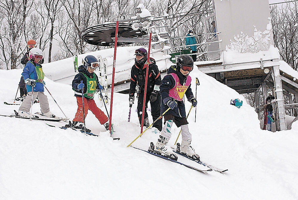 新調されたリフトを使い練習する子どもたち＝小松市の大倉岳高原スキー場