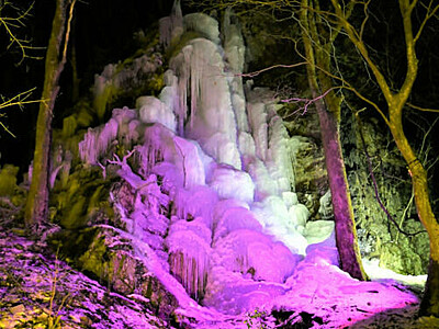大寒彩る、木曽「旭の滝」　ライトアップで幻想的
