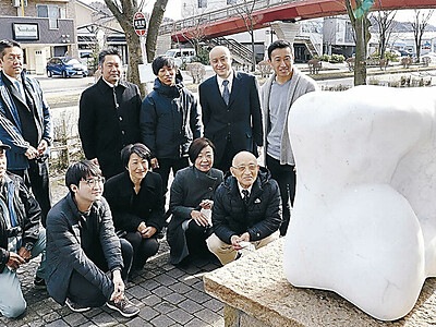 山環沿いに彫刻２０基目　金沢・杜の里商店会