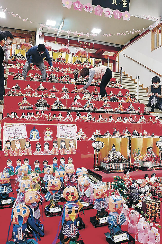 飾り付けられたひな人形＝七尾市の道の駅「能登食祭市場」