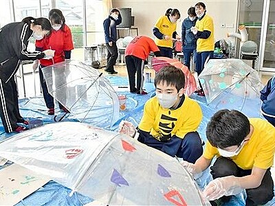 カラフル傘つるし、みんな元気に　敦賀高校生徒が地元施設装飾
