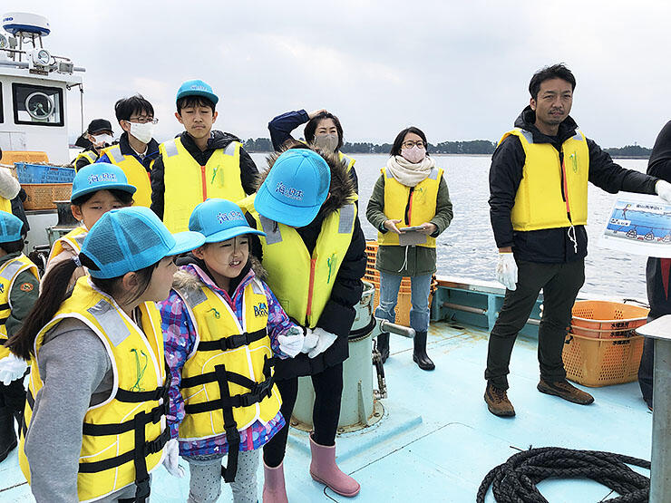 昨年１１月に試験開催した宿泊ツアー。東京から親子８組が参加し、富山湾の漁業などを学んだ