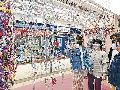 花のオブジェ、旅立ち祝う　金沢駅にエアリーフローラ３千本