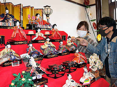 土蔵造りの町に華やかひな飾り　人形もマスク 世相映す