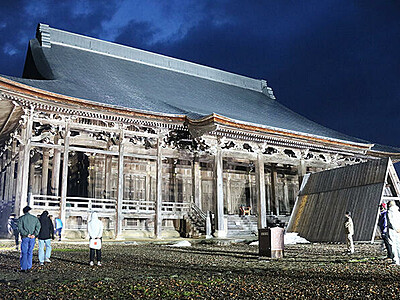 勝興寺 夜空に浮かぶ　大修理完工記念で４月ライトアップ