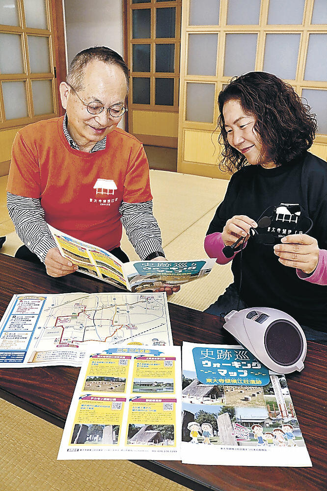 史跡のマップと音声ガイドを作った中村委員長（左）と西田さん＝白山市横江町