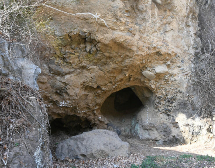 北相木村にある国史跡の栃原岩陰遺跡