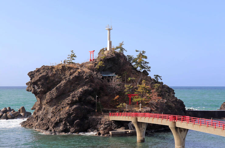 弁天岩に厳島神社と共に設置されている能生港灯台＝糸魚川市