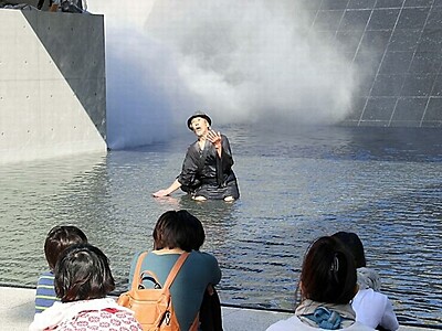 田中泯さんが「場踊り」　県立美術館の霧の中で