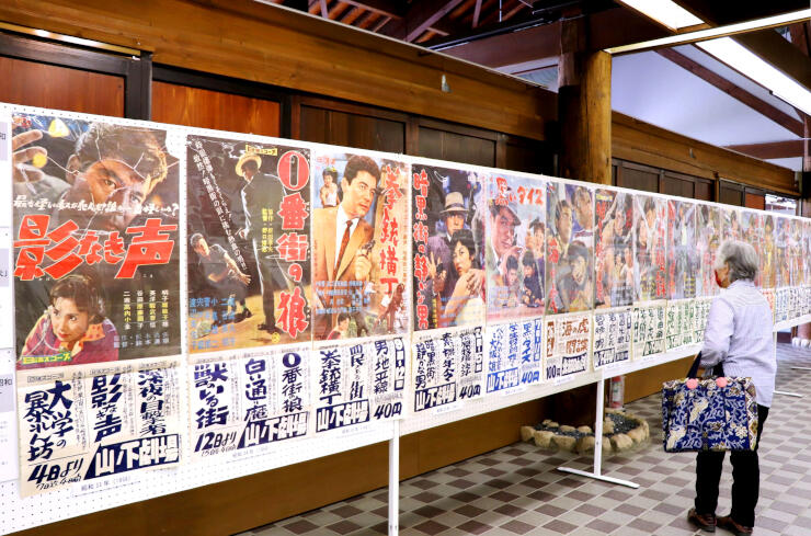 １２５枚の貴重な資料が並ぶ「なつかしの映画ポスター展」＝長岡市島崎