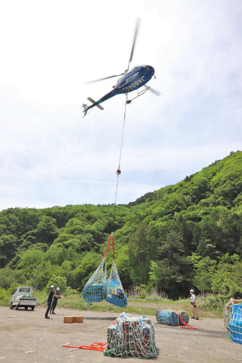 山荘へ荷物を運ぶヘリコプター