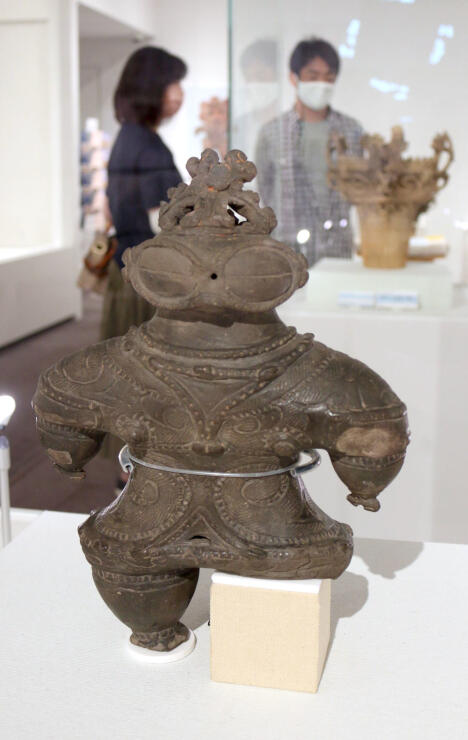新潟県初公開の国重要文化財「遮光器土偶」＝１日、十日町市博物館
