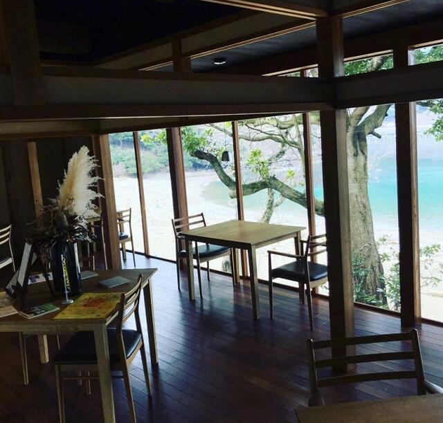 海が見える「RESTAURANT UCHITOMI（レストラン　ウチトミ）」の店内＝福井県小浜市