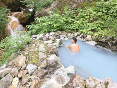 山の中 緑囲まれ 露天風呂　妙高・燕温泉「河原の湯」