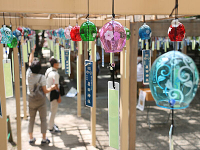 揺れる風鈴、涼しげな音　上田城跡公園内の真田神社