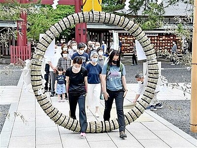 敦賀・気比神宮で夏越大祓式　茅の輪くぐり、心身清める