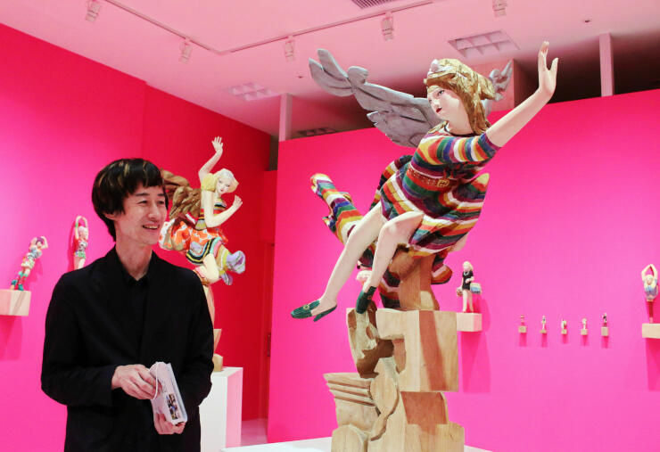 展示作品について語る彫刻家の飯沼英樹さん＝２日、松本市の松本パルコ