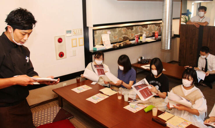 台風１９号災害時にボランティアとして活動した宮腰さん（左）の思いを聴く清泉女学院大の学生たち
