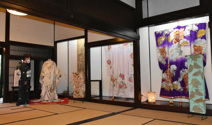 昭和の花嫁衣装が並ぶ千曲市稲荷山宿・蔵し館の主屋