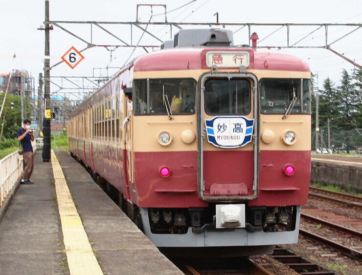 ７月のトキ鉄デビュー以来、鉄道ファンの注目を集めている４５５系＝妙高市の新井駅