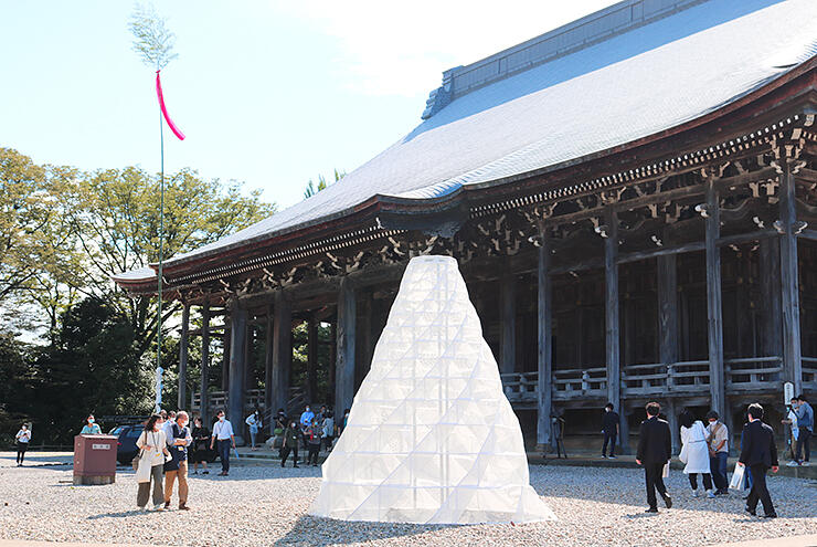 勝興寺の境内に展示された須藤さんの作品