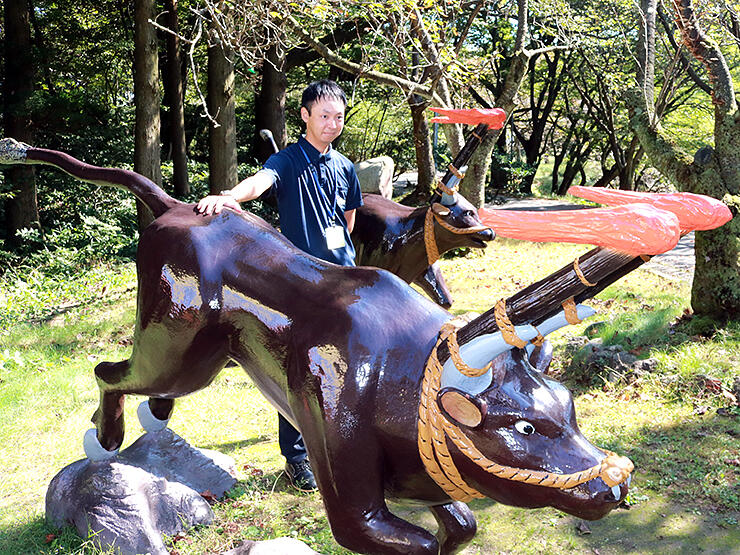 塗装し直した火牛像＝小矢部市の倶利伽羅県定公園