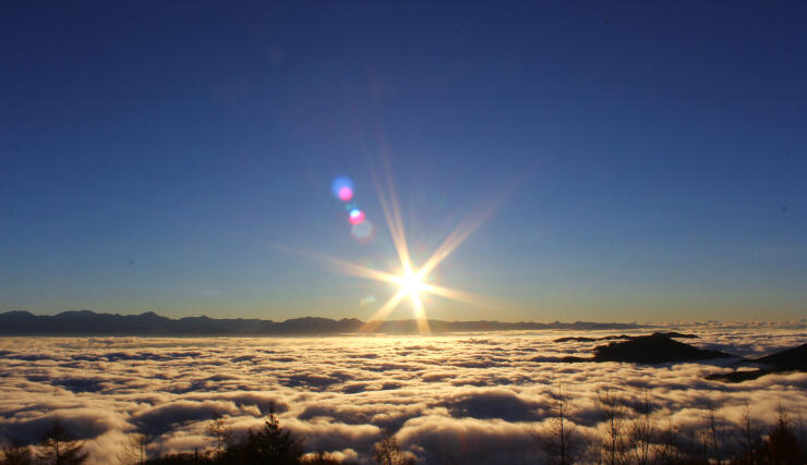 条件が良ければ、雲海が広がる中を南アルプスから朝日の昇る様子が眺められる