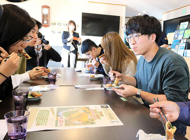 食堂メニューに加わるホタルイカ春巻きを試食する佐々木さん（右端）ら東洋大の学生