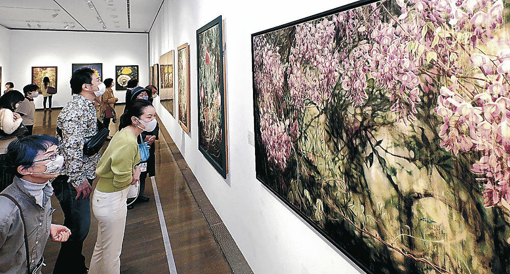 色鉛筆で描かれた花の作品群に見入る来場者＝金沢２１世紀美術館