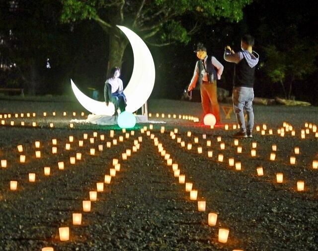 三日月のオブジェなどが並べられたライトアップイベント＝１０月３０日夜、福井県敦賀市の気比神宮