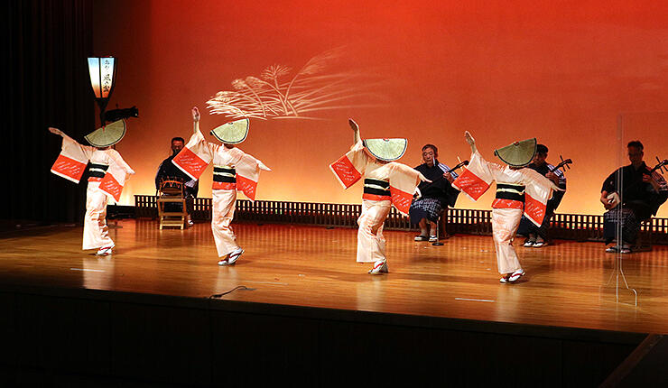 優美な踊りと演奏を披露する諏訪町支部の担い手たち＝八尾曳山展示館