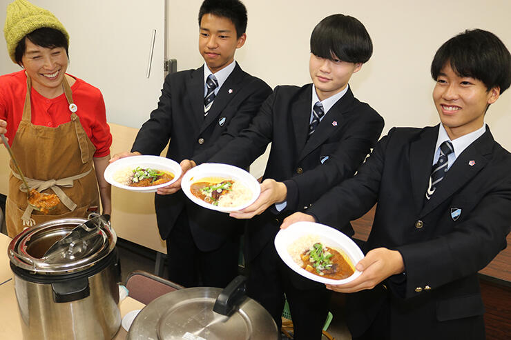 特産物を使ったスパイスカレーを披露する（左から）仲店長、柳浦さん、酒井さん、中島さん
