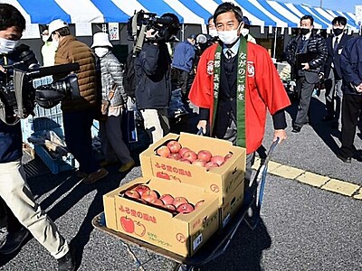 荻原・長野市長　早速トップセールス　被災地の直売所でリンゴ販売手伝う