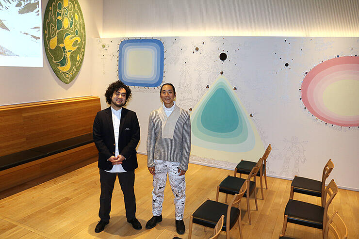 県美術館のレストラン「ＢｉＢｉＢｉ＆ＪＵＲＵＬｉ」を飾る壁画や壁掛けのラグ。安野谷さん（右）が丹原さんと相談しながら制作した