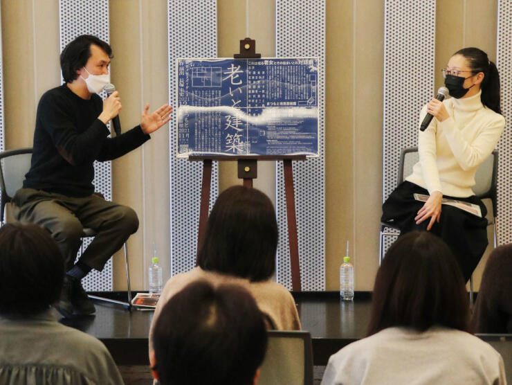 作品の魅力を語る長塚さん（左）と村岡さん