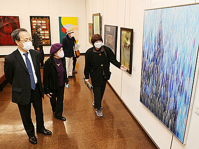 ５３３人の創作活動を伝える　県美術連合会創立７０年記念展が開幕