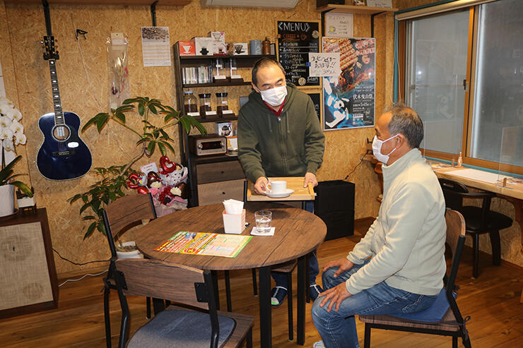 自慢のコーヒーを提供する能澤さん（左）＝嘉太郎珈琲