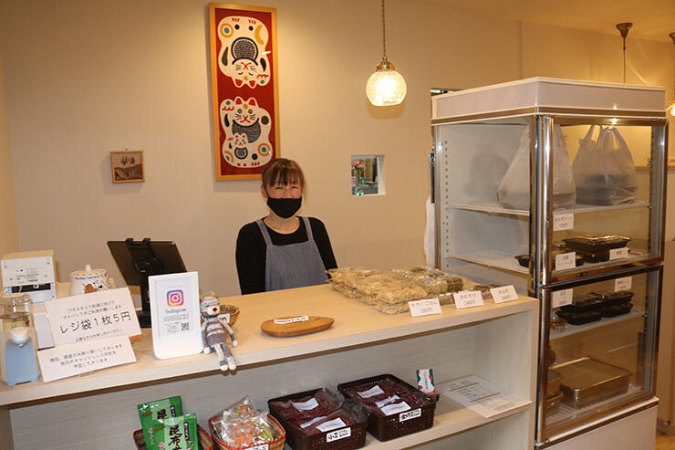 昆布を使った料理を販売する松野さん＝開昆布店