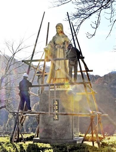 冬の到来を前に、雪囲いに覆われる麻那姫像＝１１月３０日、福井県大野市下若生子