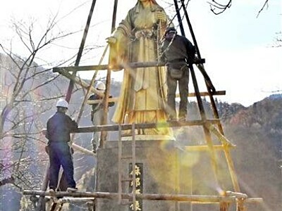 黄金のヒロイン、麻那姫像を雪囲い　福井県大野市