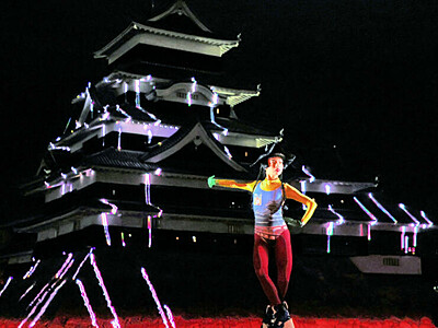 冬の松本城、彩る光と舞　アオイヤマダさん点灯式で披露